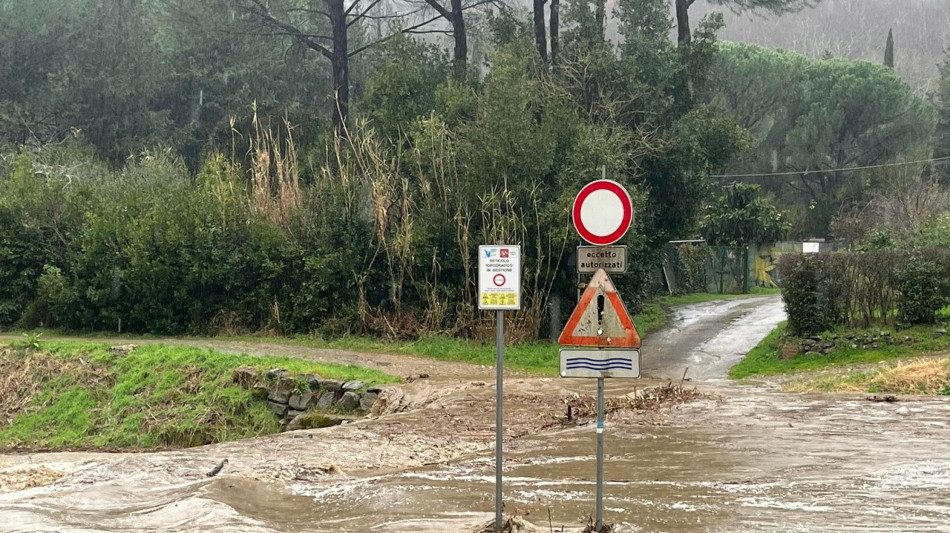 Bomba d'acqua a Firenze, strade allagate, si fermano anche tram