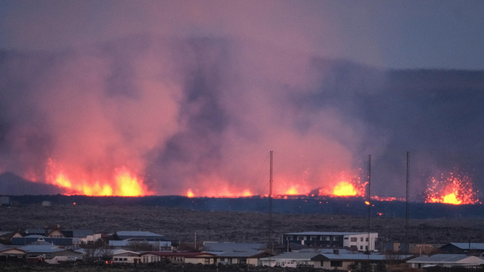 Nuova eruzione vulcanica in Islanda, c'è lo stato di emergenza