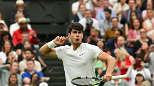 Alcaraz sufre para llegar a octavos en Wimbledon, Gauff con paso firme