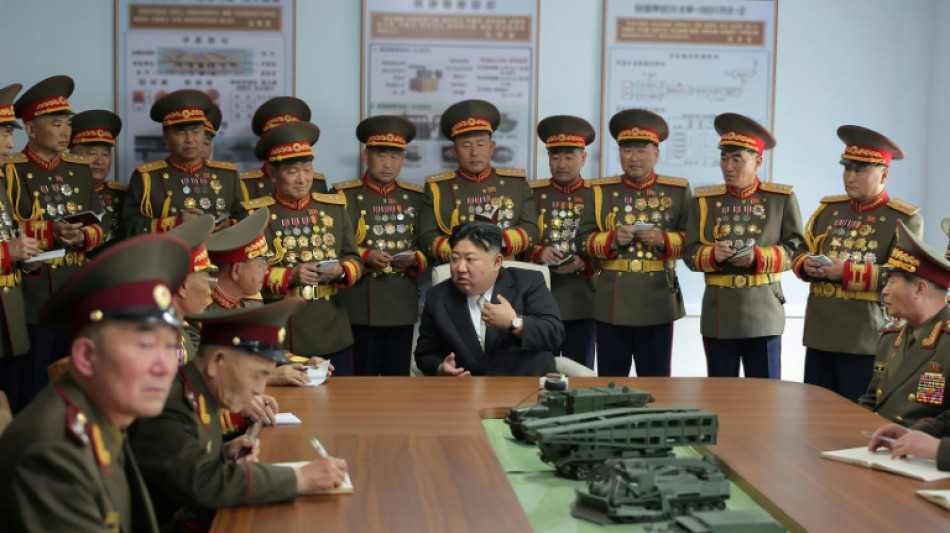 Corée du Nord: Kim supervise le test d'un lance-roquettes multiple