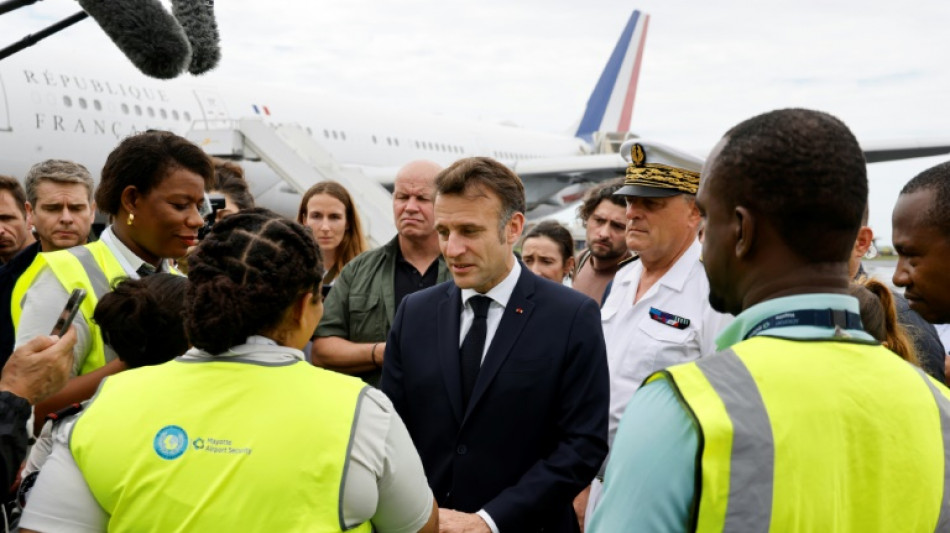 "De l'eau", des "aides" : Macron interpellé dès son arrivée à Mayotte par des habitants désespérés