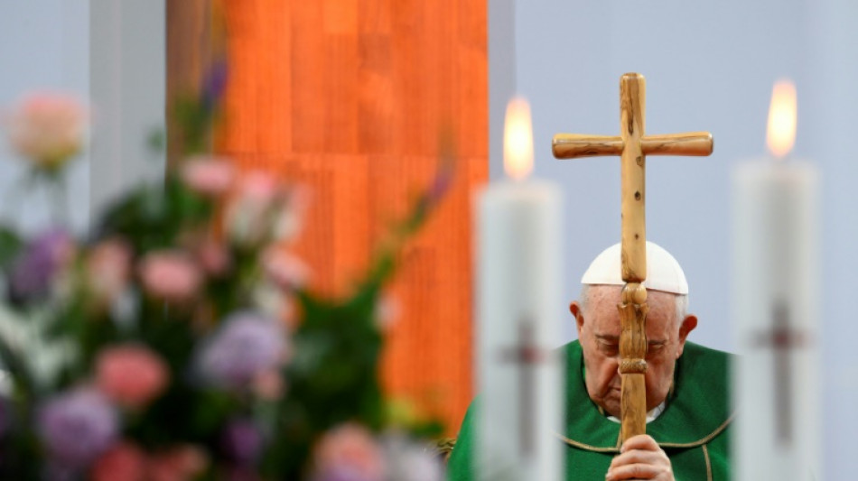 Papa Francisco visita hogar de personas indigentes en último día en Mongolia