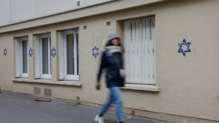 París amanece con estrellas de David pintadas sobre fachadas de edificios