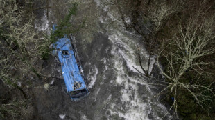 Six morts après la chute spectaculaire d'un car dans une rivière en Espagne