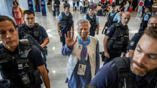 Premio nobel Yunus regresa a Bangladés para encabezar el gobierno interino