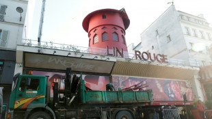 A Paris, les ailes du célèbre Moulin Rouge sont tombées, sans faire de blessé