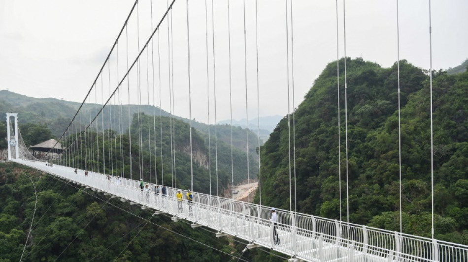 Vietnam inaugura un vertiginoso puente de cristal entre dos montañas