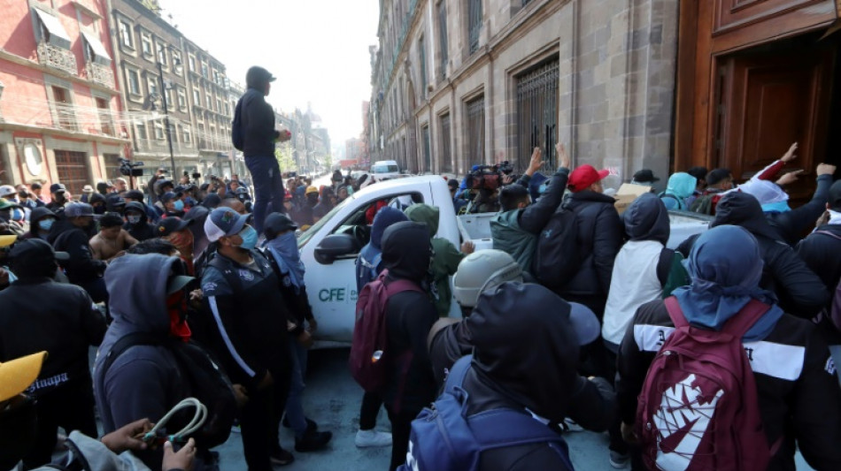 Manifestantes de Ayotzinapa derriban con un vehículo la puerta del palacio presidencial en México