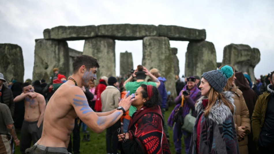 Milhares de pessoas celebram o solstício de inverno em Stonehenge