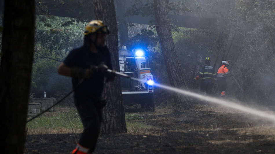 Incendio Roma: avanti con operazioni di bonifica e spegnimento