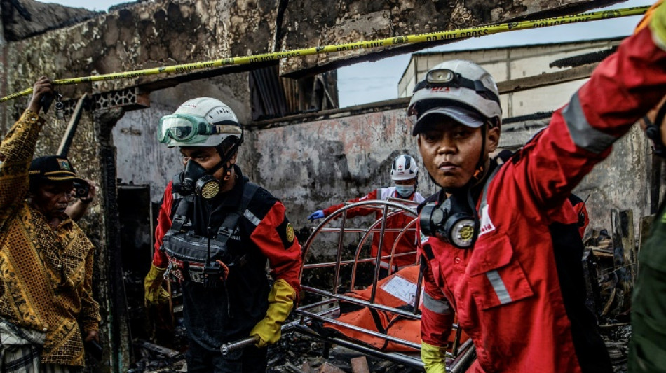 Al menos 17 muertos en el incendio de un depósito de carburantes en Indonesia