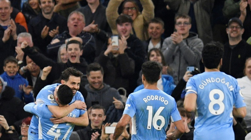 Man City back on top as Arsenal rekindle Champions League dreams