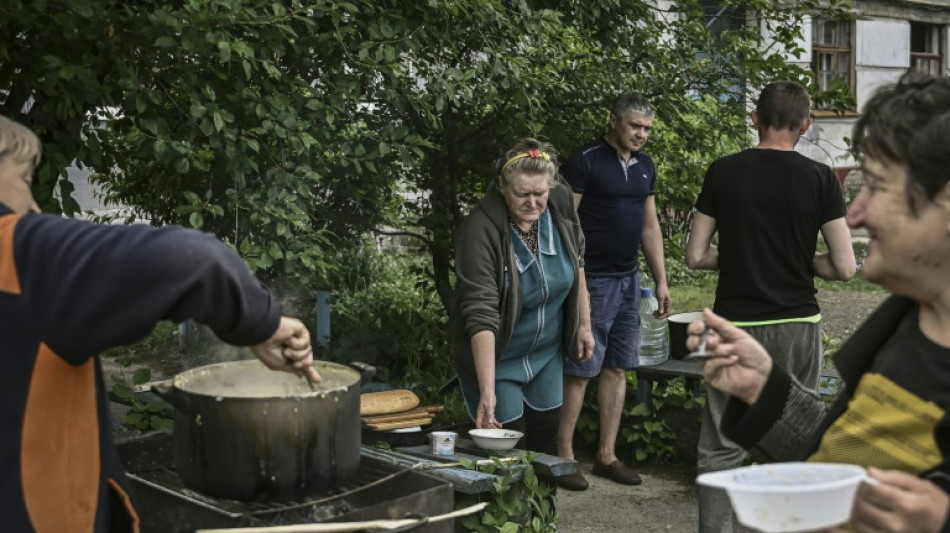 La búsqueda desesperada por la comida en las zonas sitiadas por Rusia en el este de Ucrania