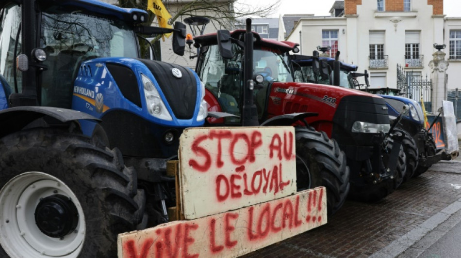 Arras: une centaine d'agriculteurs réclame "des actes" après les annonces du gouvernement