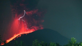 El volcán Ibu de Indonesia entra de nuevo en erupción 