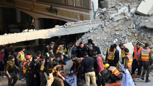 Al menos 95 muertos en atentado suicida contra mezquita en Pakistán