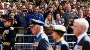 Horas y horas de cola en Londres para asegurarse "unos segundos" con la reina