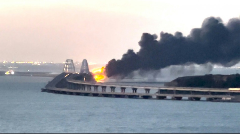 Explosión de un camión bomba paraliza estratégico puente de Crimea