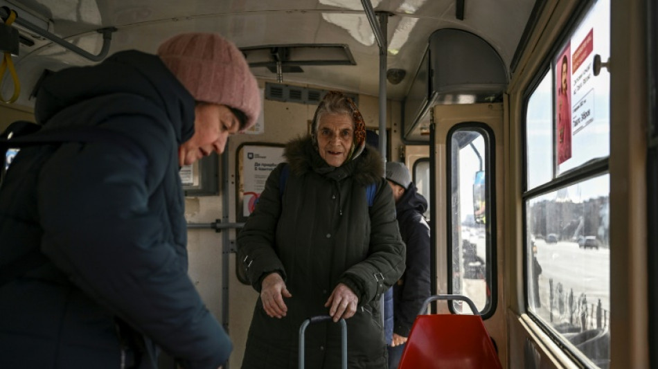 Un paseo en tranvía por la desértica capital ucraniana en tiempos de guerra 