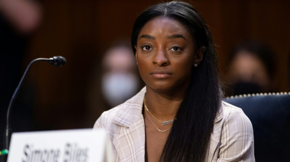 Biles y otras gimnastas de EEUU demandan al FBI por 1.000 millones de dólares