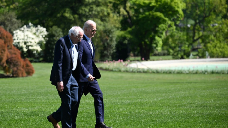 Biden, bajo presión, recibe apoyo del izquierdista Bernie Sanders