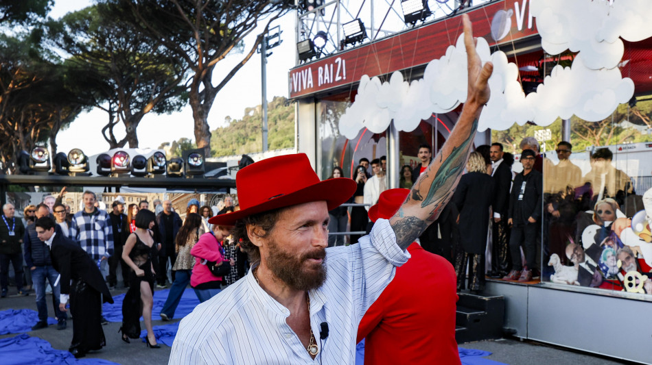 Jovanotti scala un monte in Scozia, 'primo test dopo il botto'