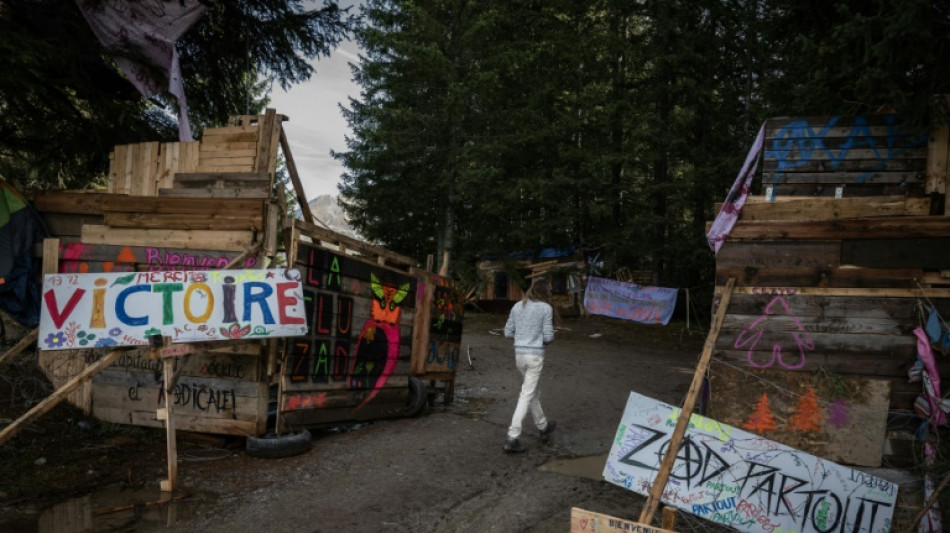 Barrage autour d'une retenue d'eau à La Clusaz