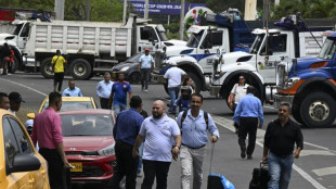 La policía comienza a despejar vías bloqueadas por la protesta de transportistas en Colombia