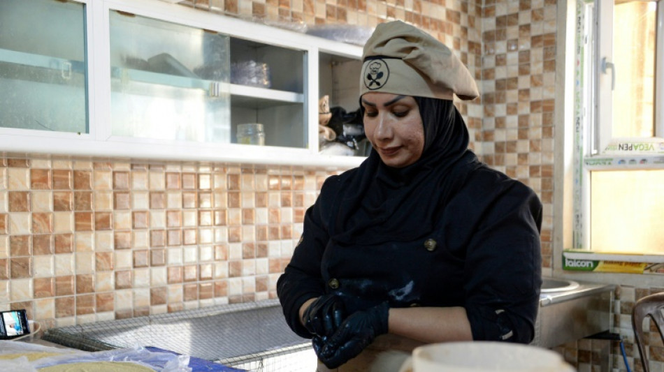 Mujeres iraquíes en Mosul se ganan la independencia en los fogones