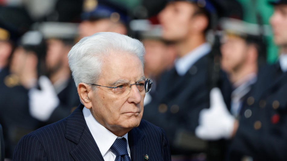 25 Aprile: Mattarella depone una corona al Milite ignoto