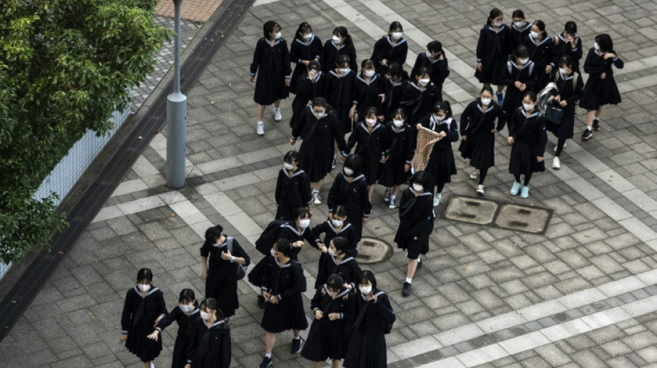 Cheveux noirs, lacets blancs: rébellion contre des règlements scolaires au Japon