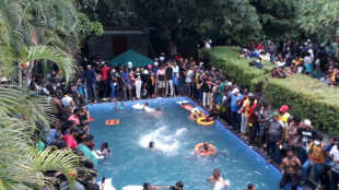 Chapuzón de la victoria en la piscina del palacio presidencial de Sri Lanka