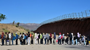 Migrantes continúan cruzando la frontera de EEUU pese a nuevas restricciones de Biden