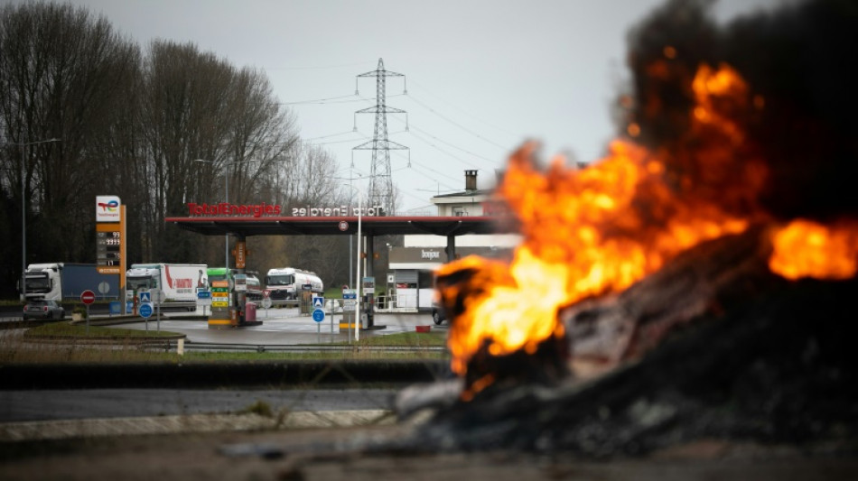 Raffineries bloquées, coupures volontaires, poubelles non ramassées: les grèves continuent