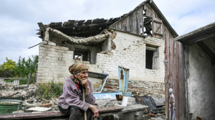 Dos supervivientes en un pueblo fantasma del Donbás devastado por los combates