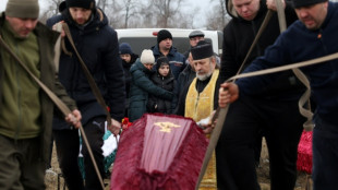 Rota de dolor, una adolescente ucraniana entierra a su familia tras un bombardeo ruso