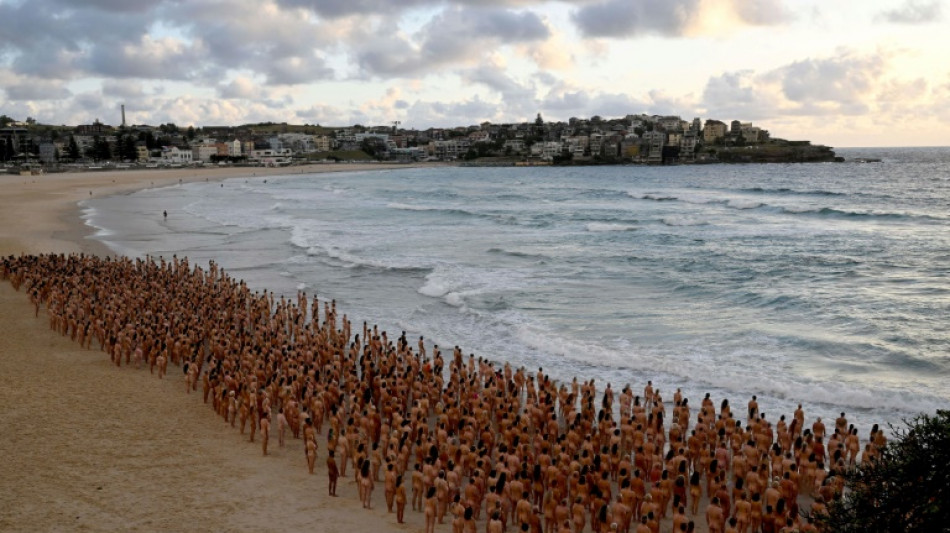 Australie: 2.500 personnes posent nues sur la plage contre le cancer de la peau