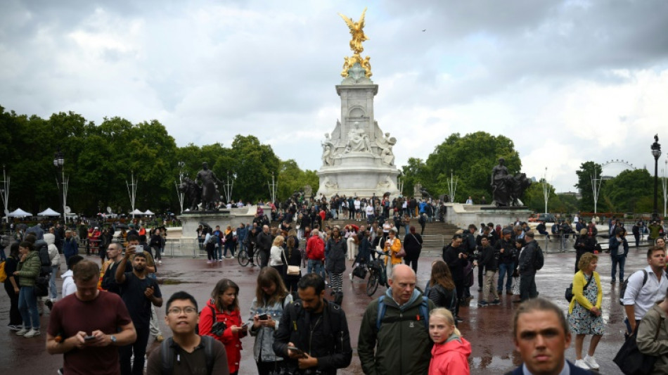 Lágrimas, silencio y el himno "God save the Queen" frente al palacio de Buckingham