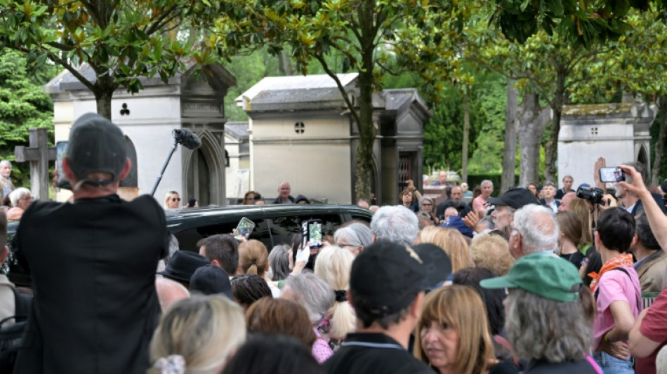 Fãs se despedem de Françoise Hardy em Paris