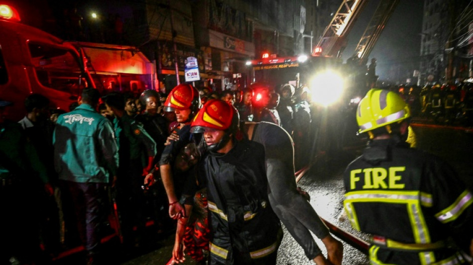 Bangladesh: un incendie, aggravé par des failles de sécurité, fait au moins 45 morts