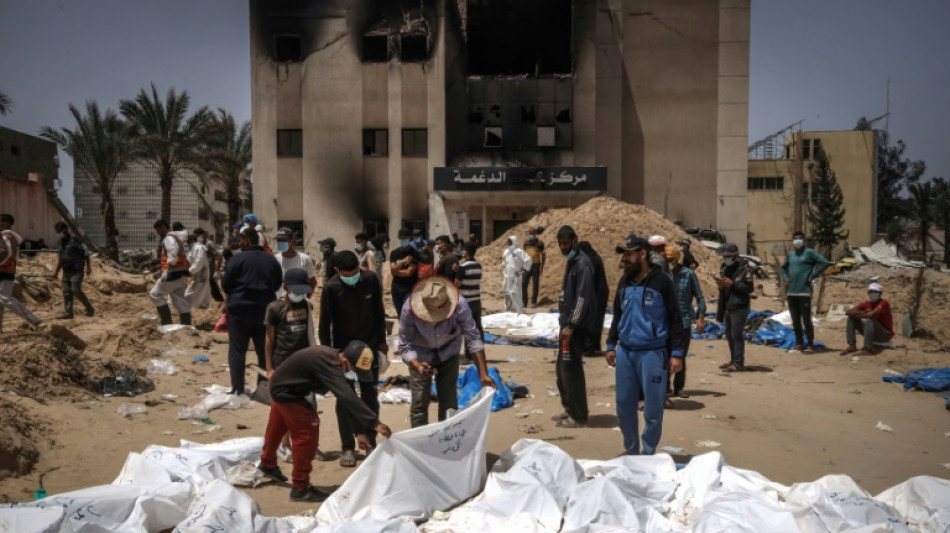 Los gazatíes buscan a sus familiares en las fosas comunes del hospital Nasser