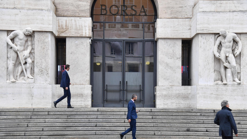 Borsa: Milano chiude invariata