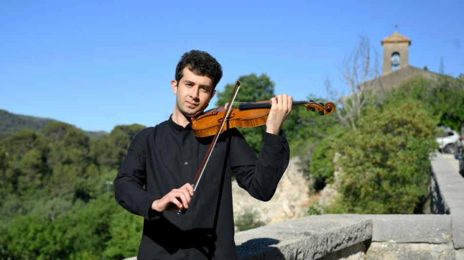 Un violinista sirio da las gracias con la música a su pueblo de acogida en la Provenza francesa