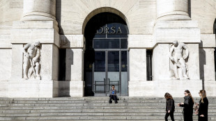 Borsa: Milano tiene con Mediobanca, scivola Mps. Debole Tim