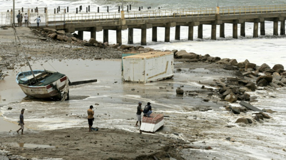 Ondas gigantes deixam um morto no Equador e portos fechados no Peru