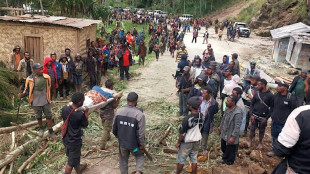 Papouasie-Nouvelle-Guinée: arrivée des secours sur les lieux d'un important glissement de terrain