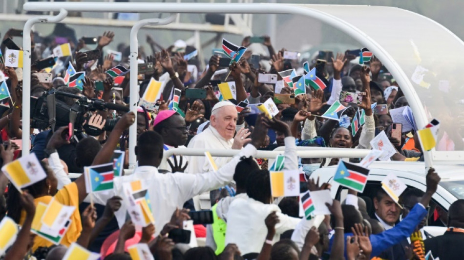 El papa termina gira africana con una misa al aire libre en Sudán del Sur