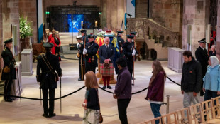 Après une longue attente, émotion intense face au cercueil de la reine