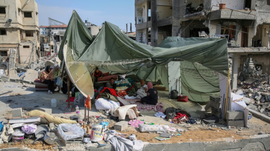 En Gaza, un hombre transforma un paracaídas con ayuda humanitaria en refugio improvisado