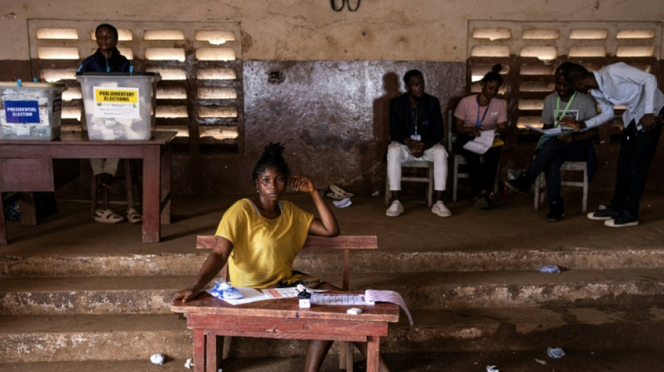 La policía gasea a opositores durante el conteo de votos en Sierra Leona